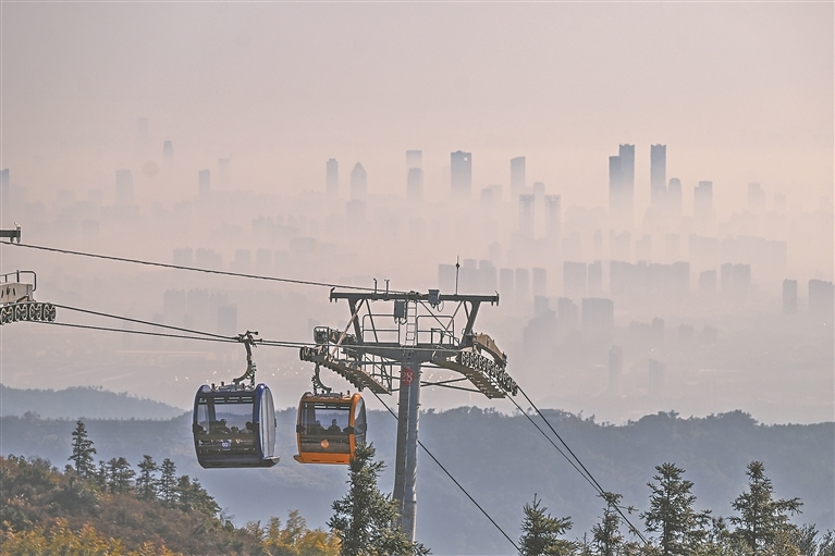 2025年11月30日,南昌梅岭云端索道正式投入运营,吸引了不少游客前来乘坐,领略梅岭风光。江西日报全媒体记者 洪子波摄