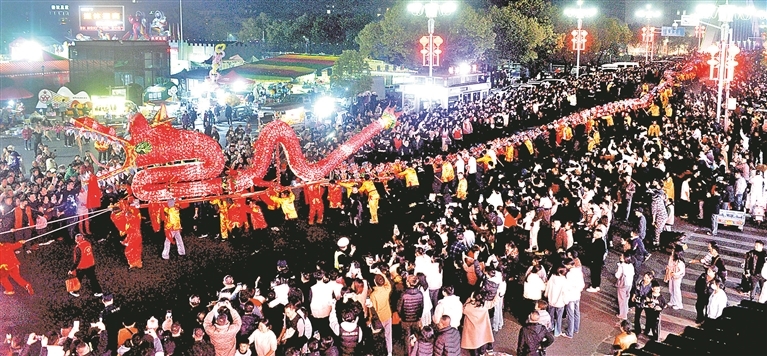 2月22日,德兴市银城街道天门山居委会的500多名群众,舞动300多米长的板凳龙走街串巷喜闹新春。特约通讯员 卓忠伟摄