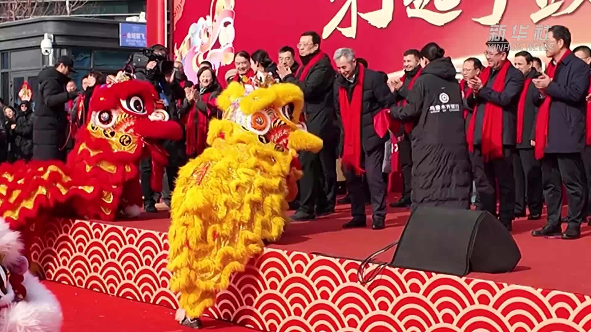 打起手鼓舞起龙！新疆乌鲁木齐社火巡游燃动新春