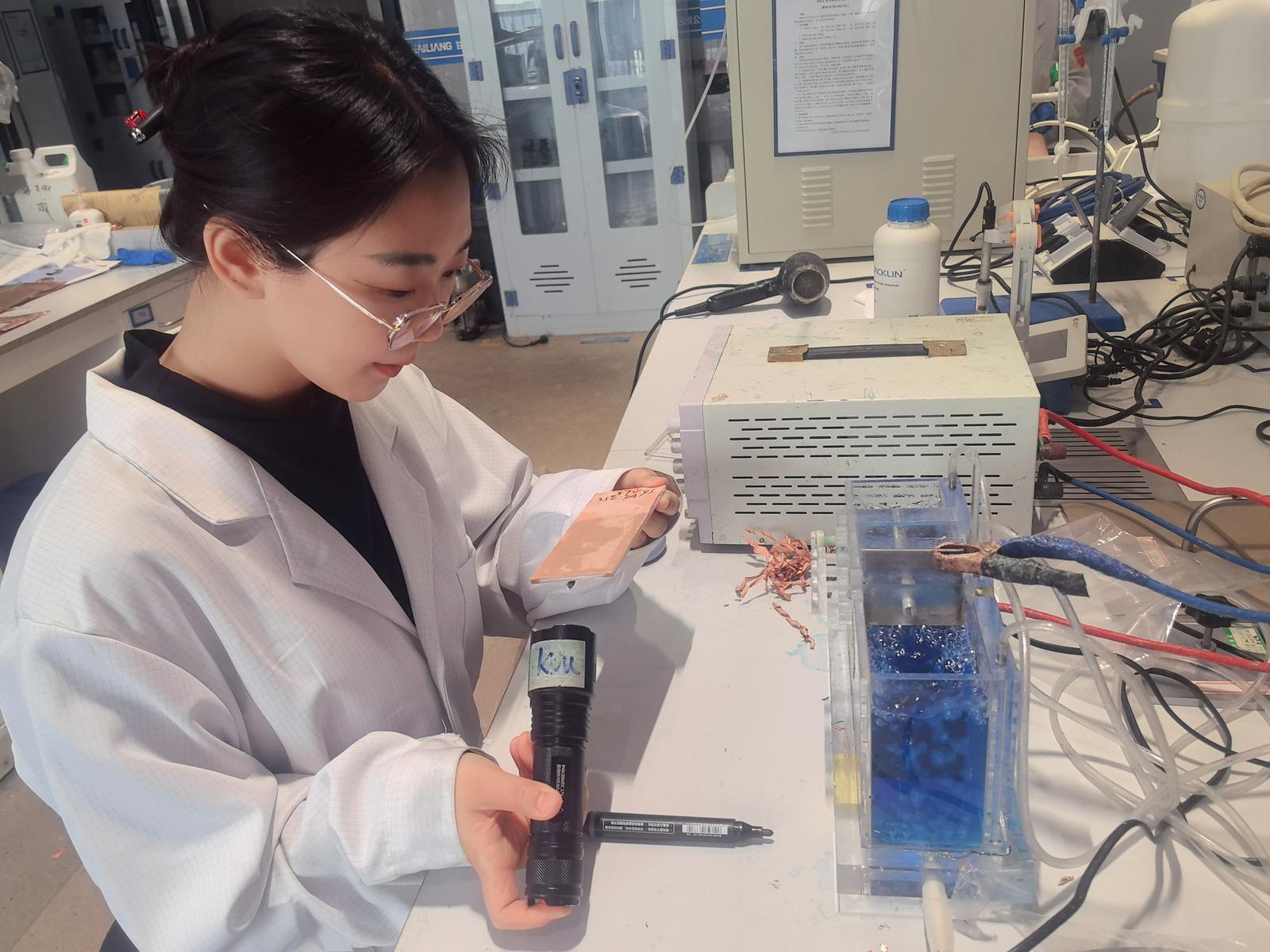 ▲原玮颢在实验室验证铜箔产品