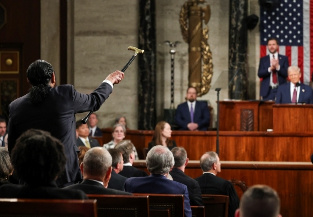 去年拿手杖指着特朗普骂的议员,今年又整活了