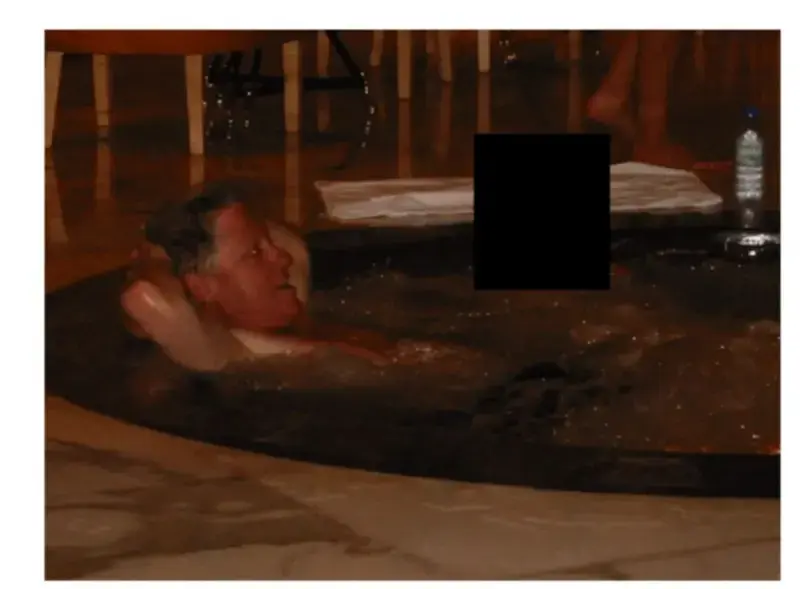 美国司法部2025年12月19日公开的档案中包括两张克林顿泡澡的照片。英国广播公司(BBC)报道称,照片未标注日期,拍摄地点也不清楚。