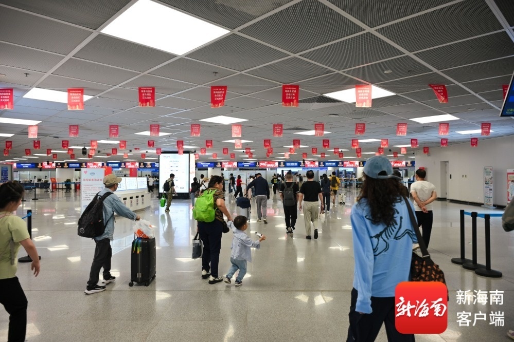 旅客前往安检入口办理登船手续。记者 李厚青 摄