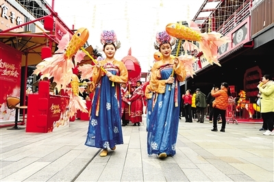 ▲绳金塔历史文化街区举行非遗展演。