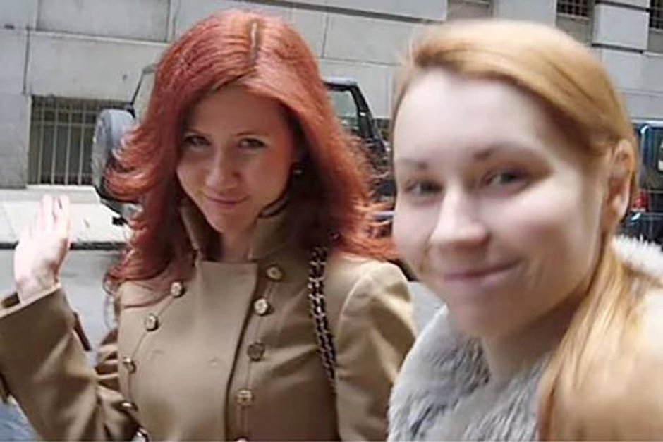 安娜·查普曼(左)与米拉·安东诺娃自拍合影