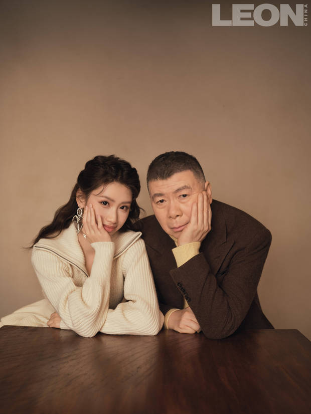 冯小刚和徐朵托脸，父女俩表情超像。