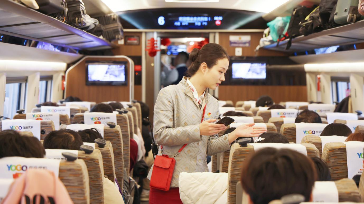 济南客运段乘务组在巡视途中提醒旅客安全事项（陈琳摄）