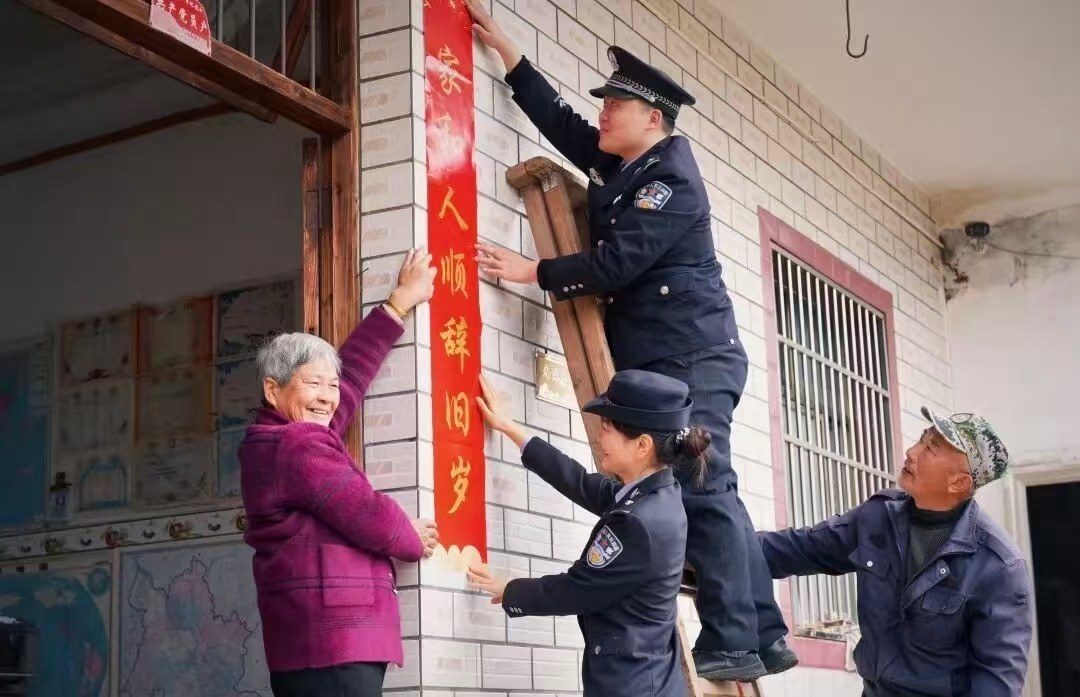 一个“又”字，道尽警民情深！抚州城西派出所春节送福五年不缺席