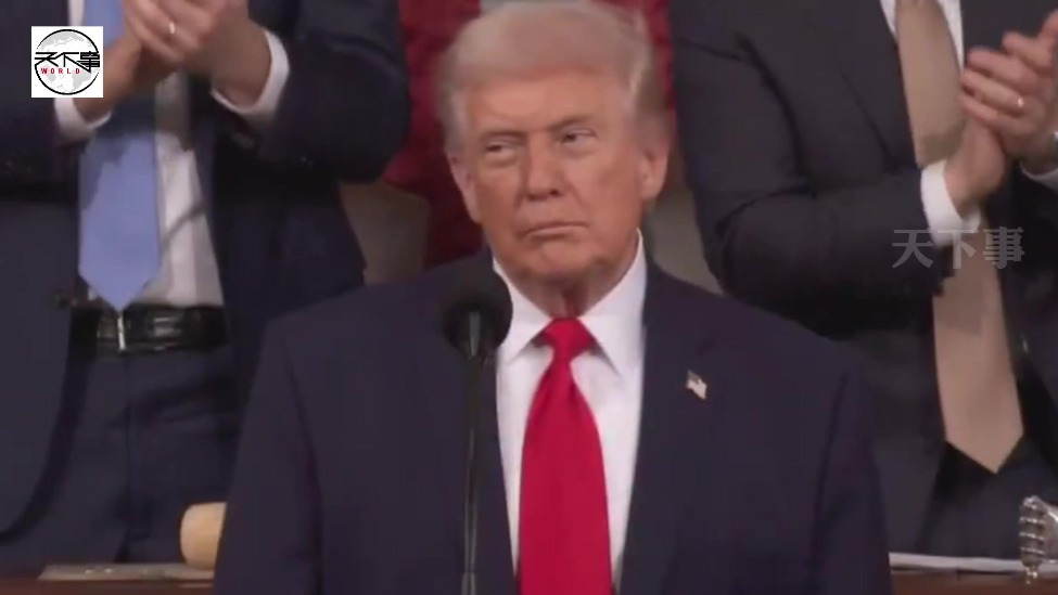 特朗普：不敢相信，民主党都站起来了，佩洛西站起来了吗？