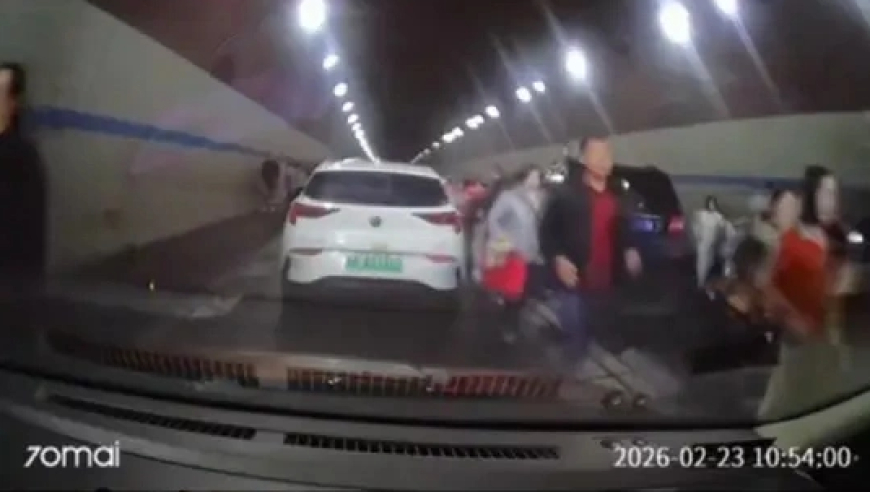 G5京昆高速古家山隧道货车自燃现处于管制状态亲历者：大家满脸是灰来不及穿鞋穿外套 逃出隧道后听到爆炸声