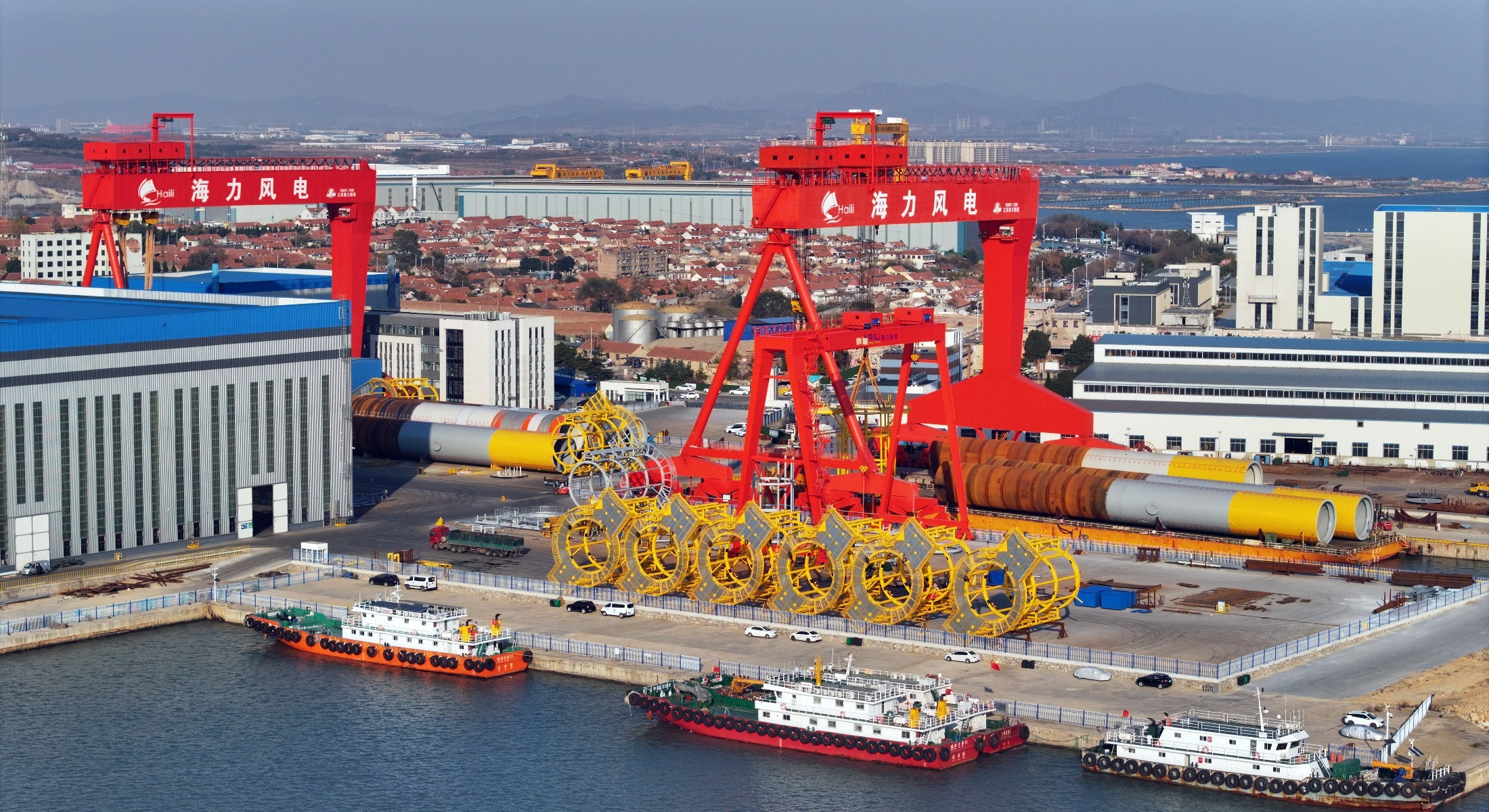 海力风电设备科技（威海）有限公司风电套笼及单桩堆场（郭绪雷摄）