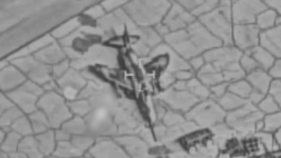 现场视频：伊朗两架战斗机准备起飞时被瞬间摧毁