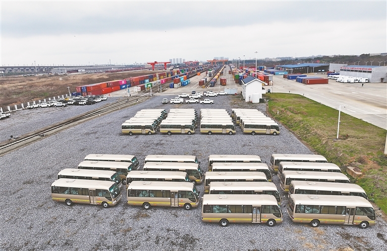 2月24日，江西江铃集团晶马汽车有限公司生产的客车，即将从南昌铁路口岸运往厦门，通过铁海联运形式出口海外。江西日报全媒体记者 吴文兵摄