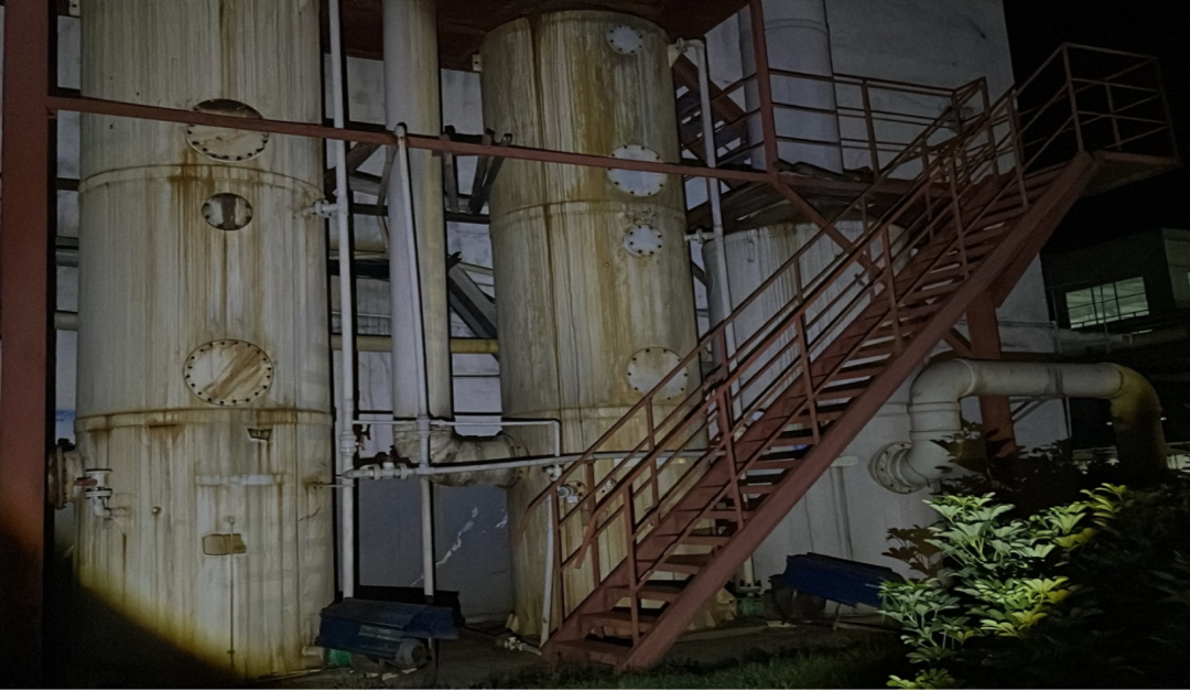 执法人员夜查发现企业治污设施电机未开启