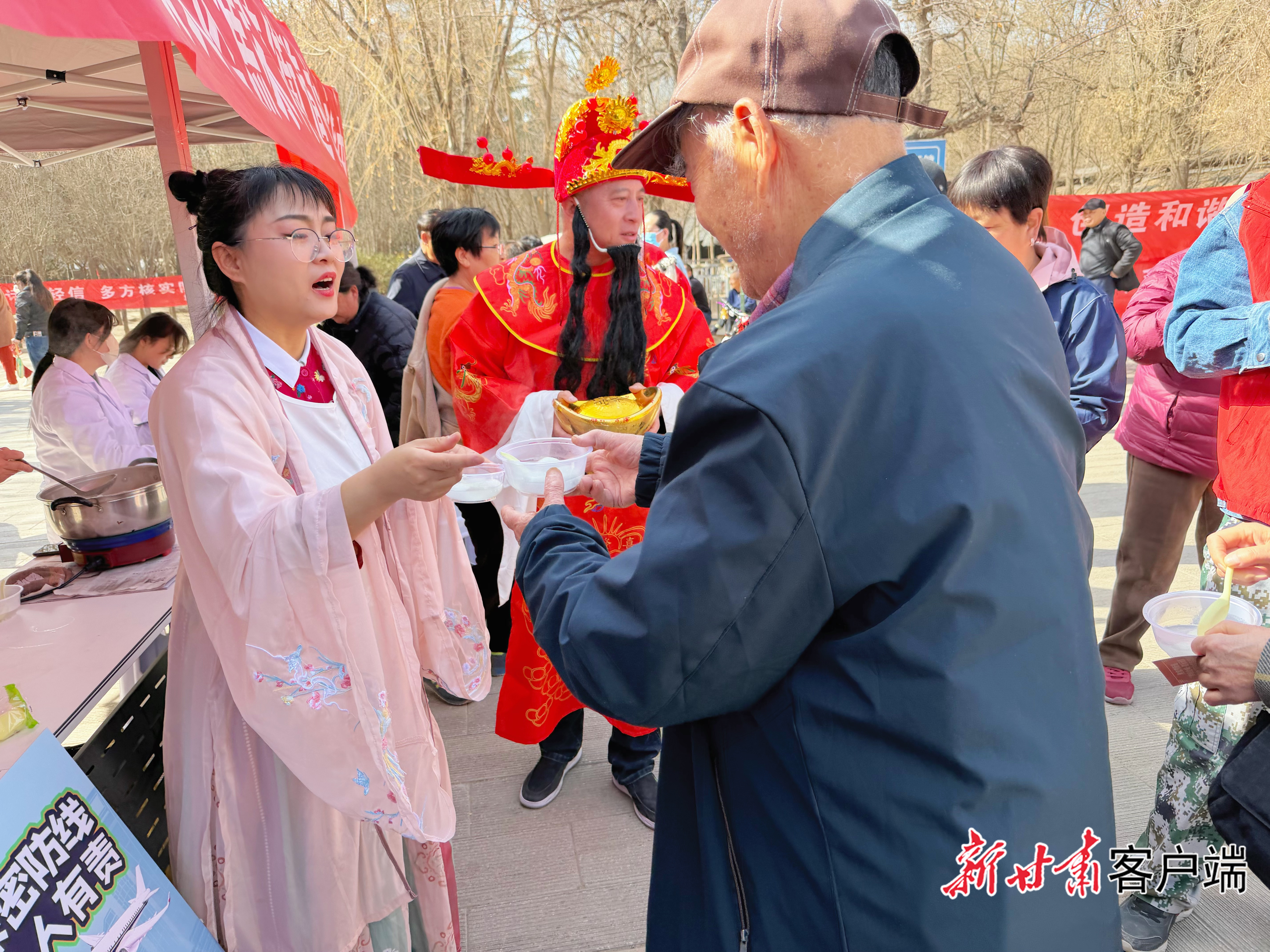 工作人员为居民送上汤圆