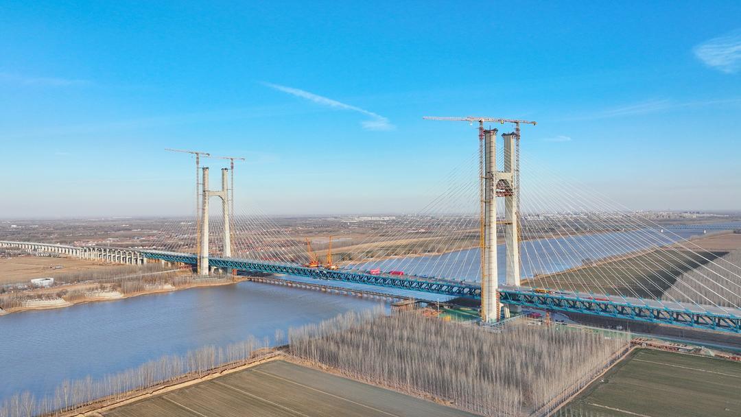 2025年12月31日，津潍高铁东营黄河公铁大桥主桥钢桁梁实现精准合龙。（资料片）