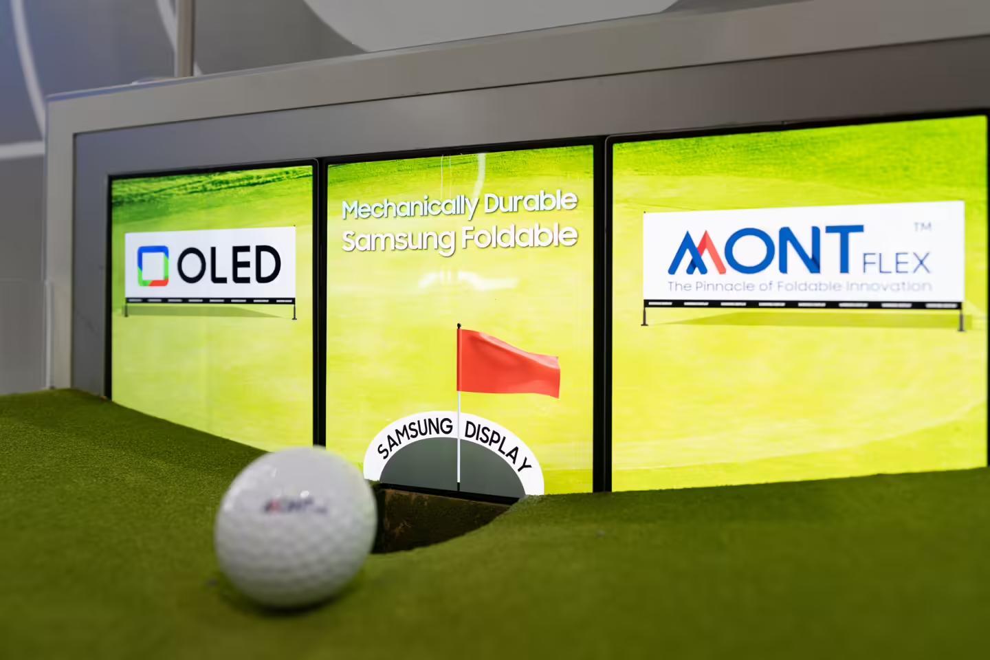 三星显示MWC进行高尔夫推杆、篮球投篮测试,展示可折叠OLED耐用性