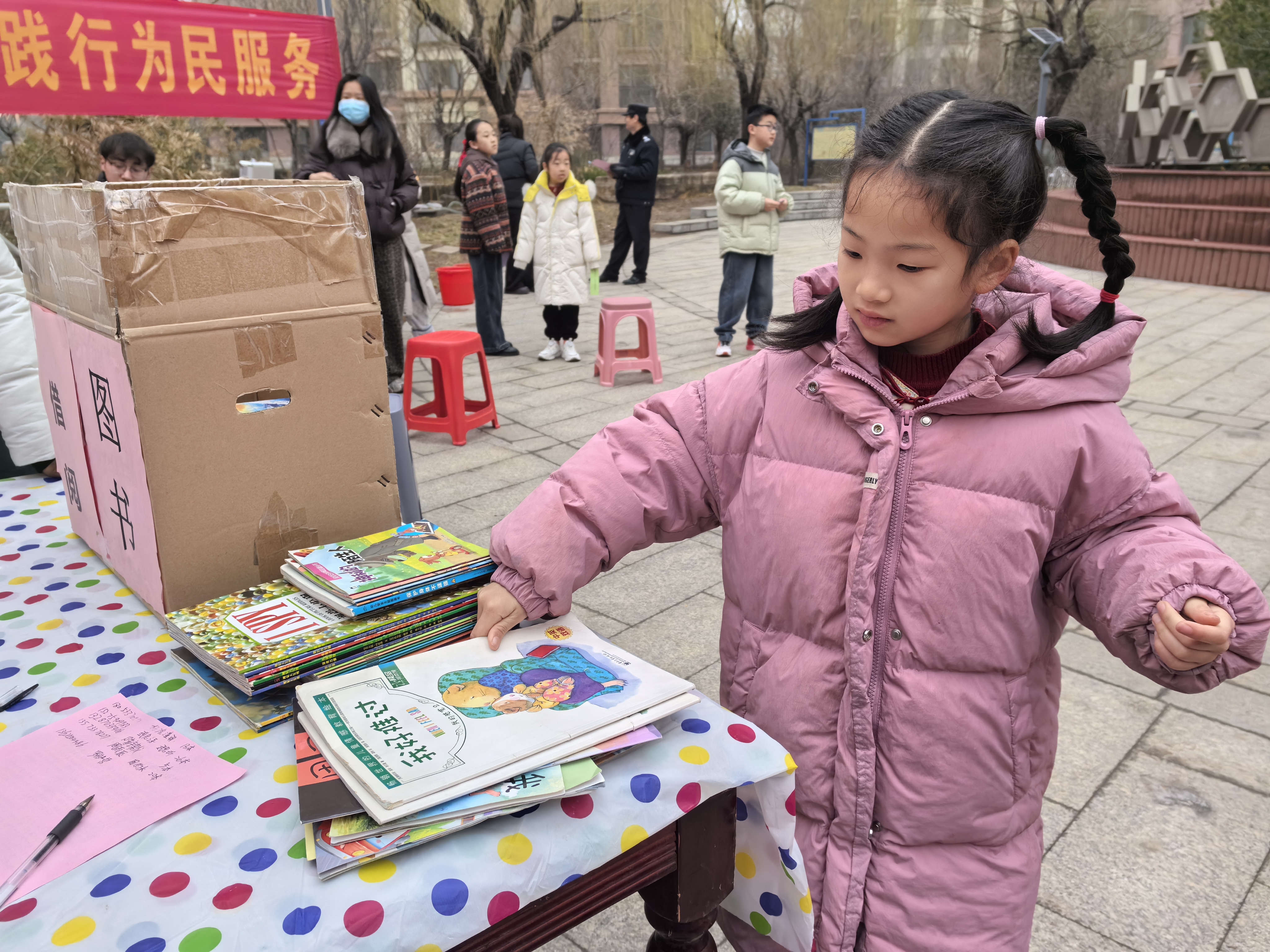 大手拉小手 共同学雷锋丨淄博经开区傅家镇盛世康城社区开展学雷锋志愿活动