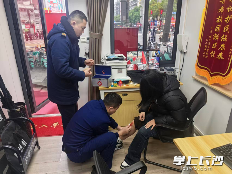 消防员正在为女游客处理伤口。 长沙晚报通讯员 苏伟 摄