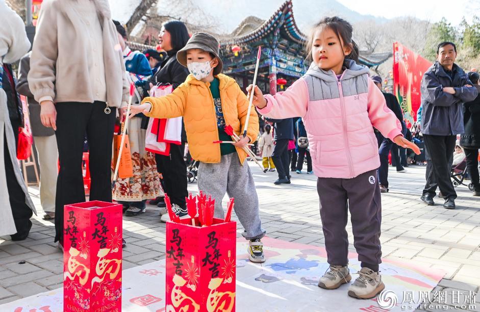萌娃参与投壶互动,在传统游戏中感受民俗魅力。侯锐 摄