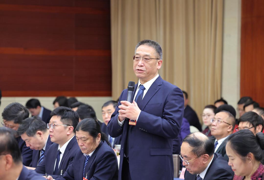 彭继先代表围绕山东在支持企业创新发展上有哪些好的政策举措，回答记者提问。