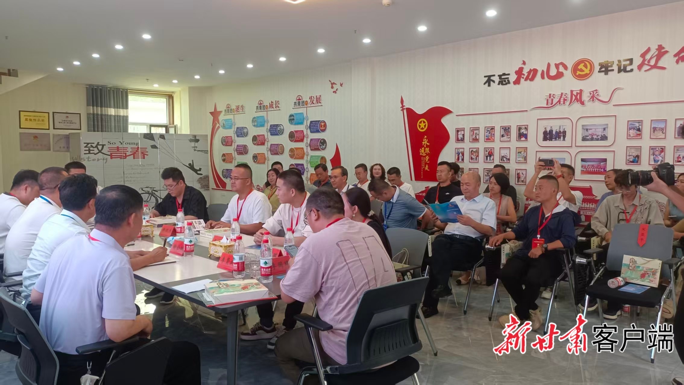 2025年8月，省委统战部组织全省优秀网络作家代表在甘肃金鲤鱼文化发展有限公司交流研讨。（资料图）