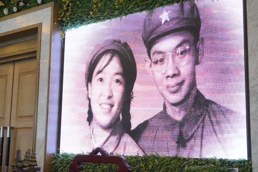 周尔均将军、邓在军导演青年时代的戎装照