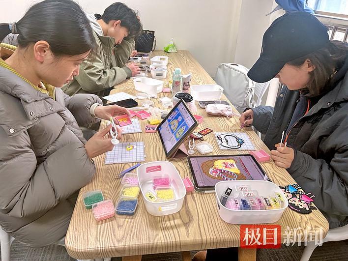 正在玩“指尖拼豆”的年轻人 摄影：楚天都市报极目新闻记者殷悦