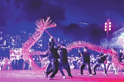 军门楼广场，龙南香火龙翻腾起舞。