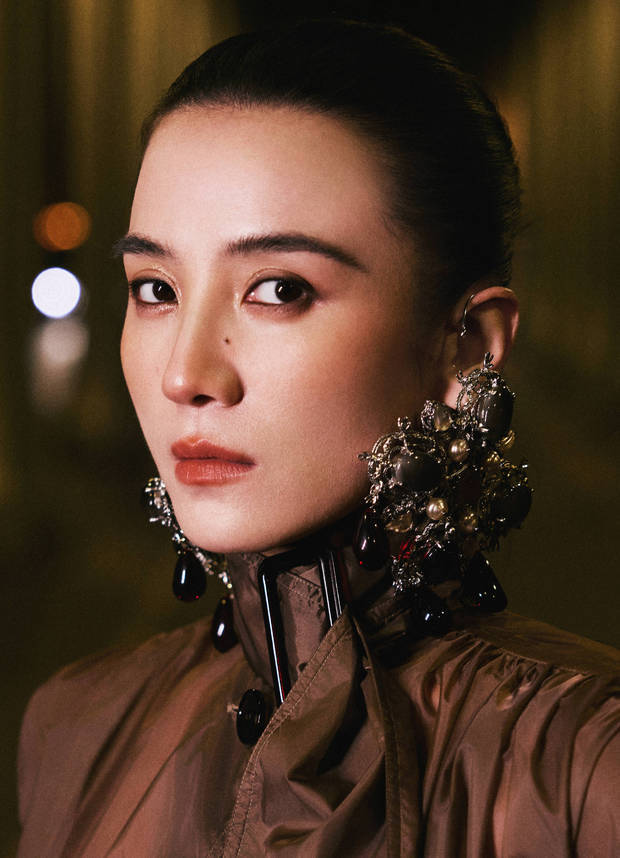 宋佳侧眸凝望,眼神锐利。