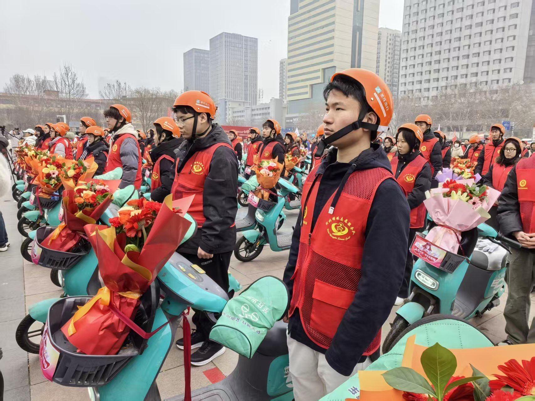 传承雷锋精神 共绘志愿底色 石家庄为千余名“身边雷锋”送鲜花
