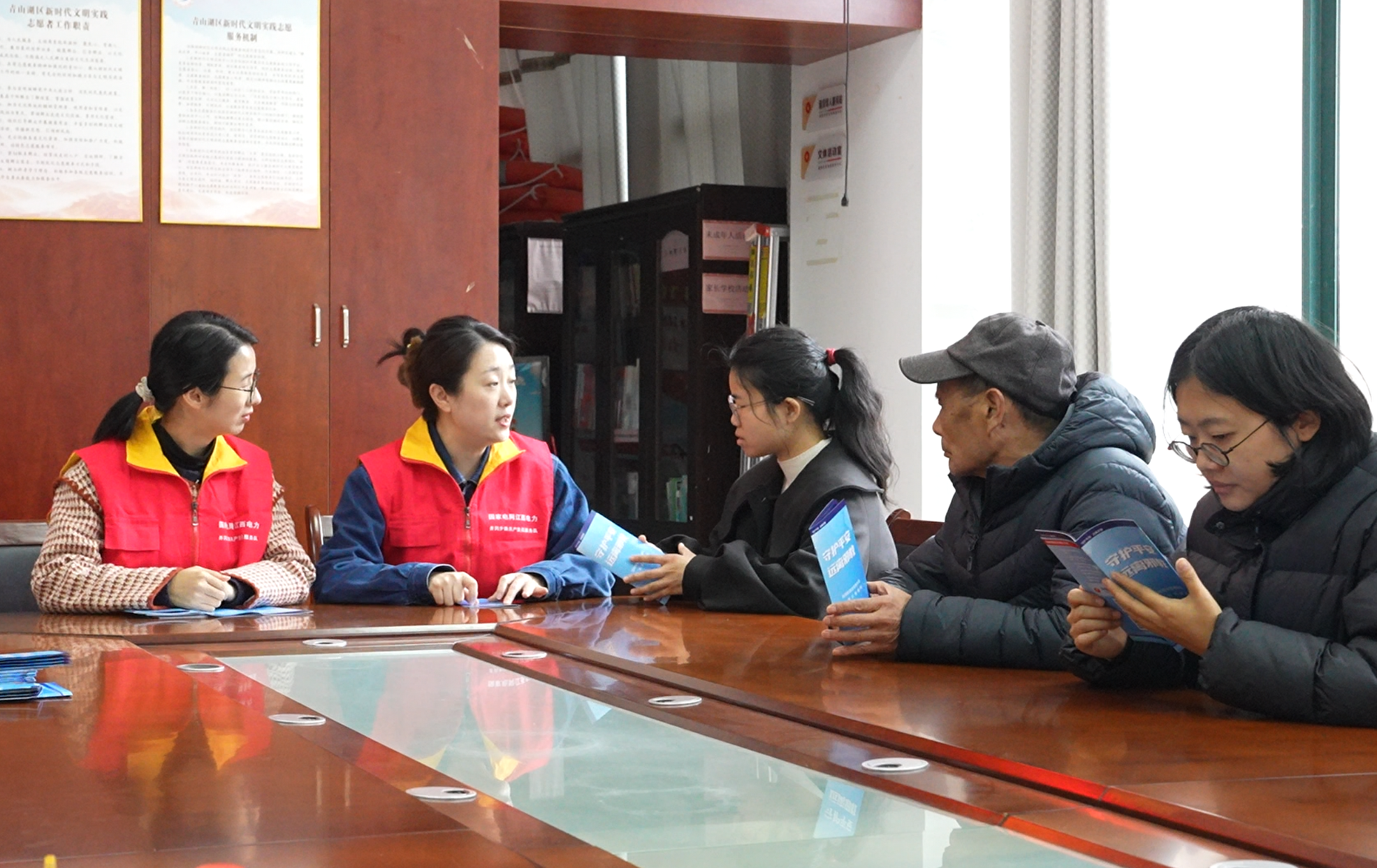 国网江西服务中心：春风送暖学雷锋 健康普法进社区