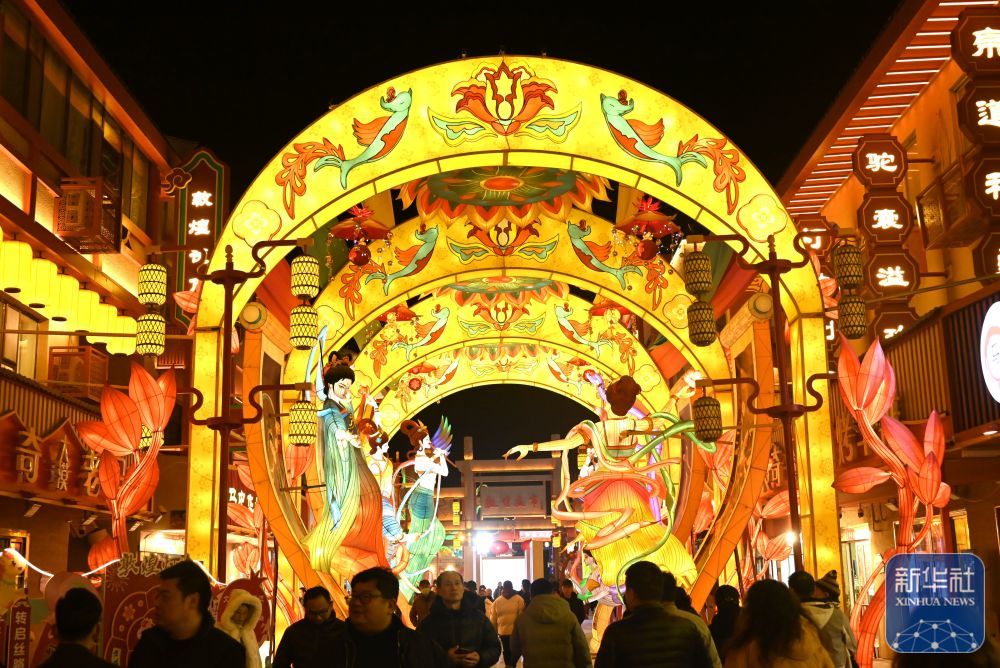 3月1日，人们在甘肃省敦煌夜市举办的敦煌灯会上观赏花灯。新华社发（张晓亮　摄）