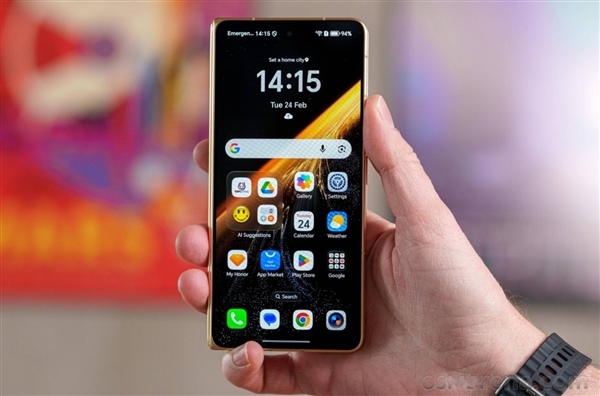 荣耀Magic V6真机图赏：全球最轻薄大折叠 老外被震撼到了