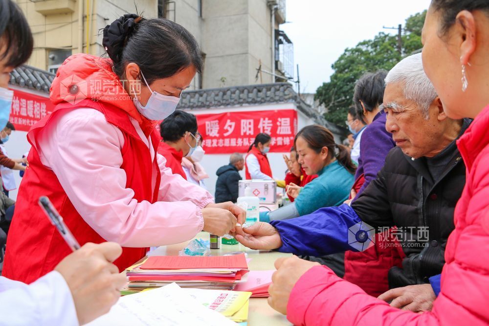 2026年3月5日，医护人员为居民测血糖。