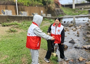 中建科工坪山项目联合街道开展“学雷锋&middot;践APEC理念”志愿服务活动