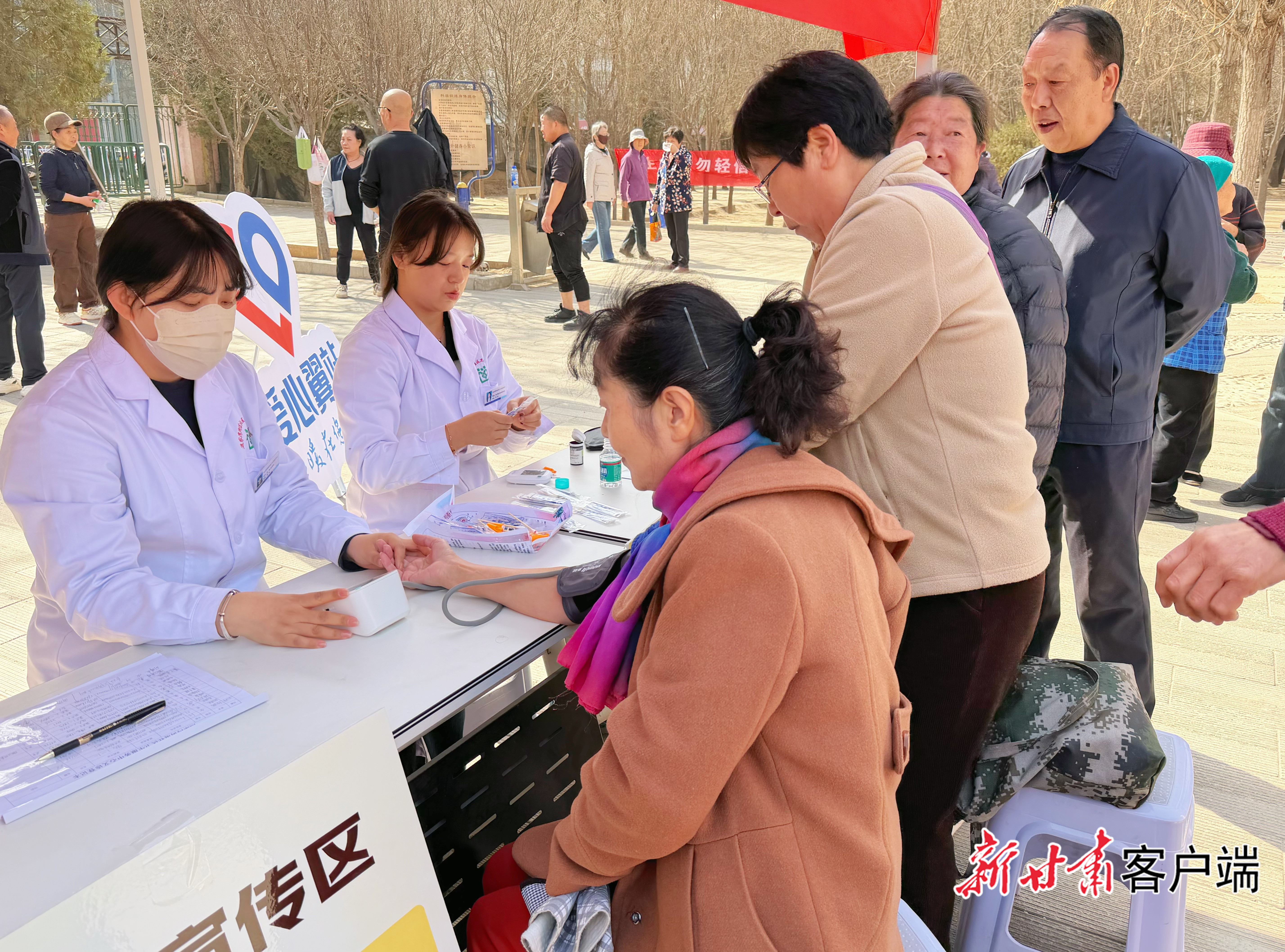 医护人员为居民提供义诊服务 (本文图:新甘肃·甘肃日报记者 李永萍 摄)