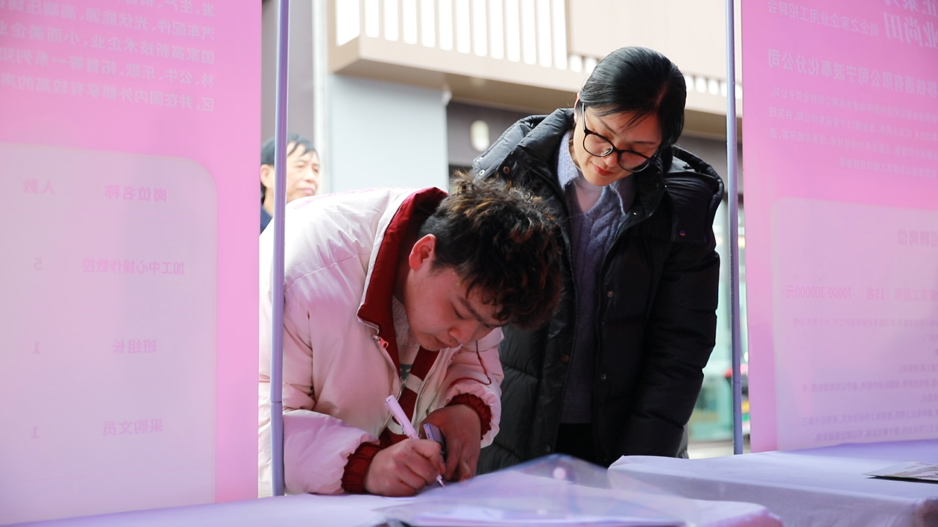 宁波奉化：“尚企之家”首场招聘会搭建就业供需“连心桥”