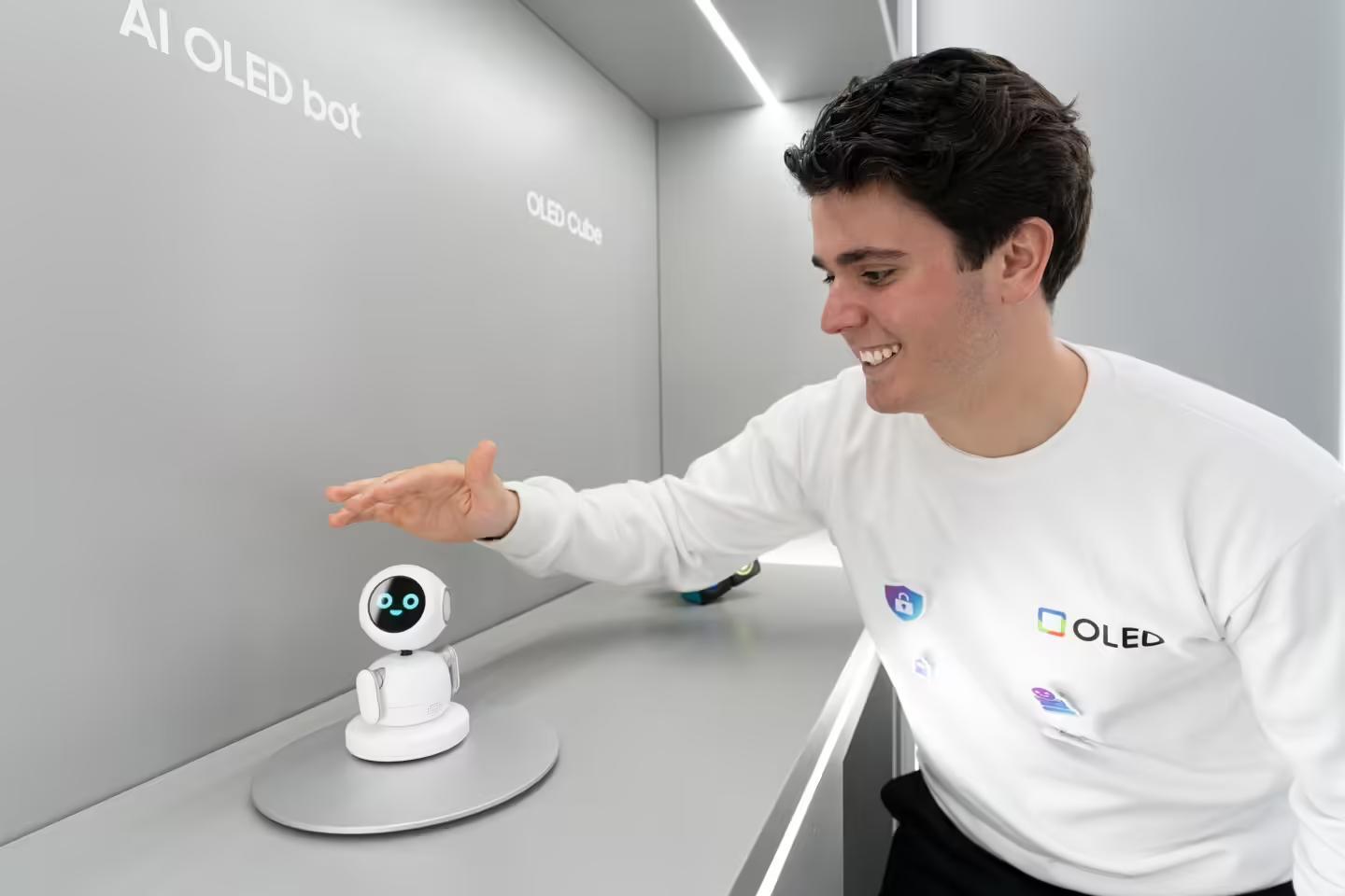 三星显示MWC进行高尔夫推杆、篮球投篮测试,展示可折叠OLED耐用性