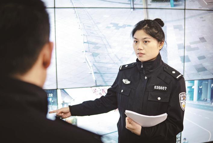 许家敏(右)在工作中 洪山警方供图