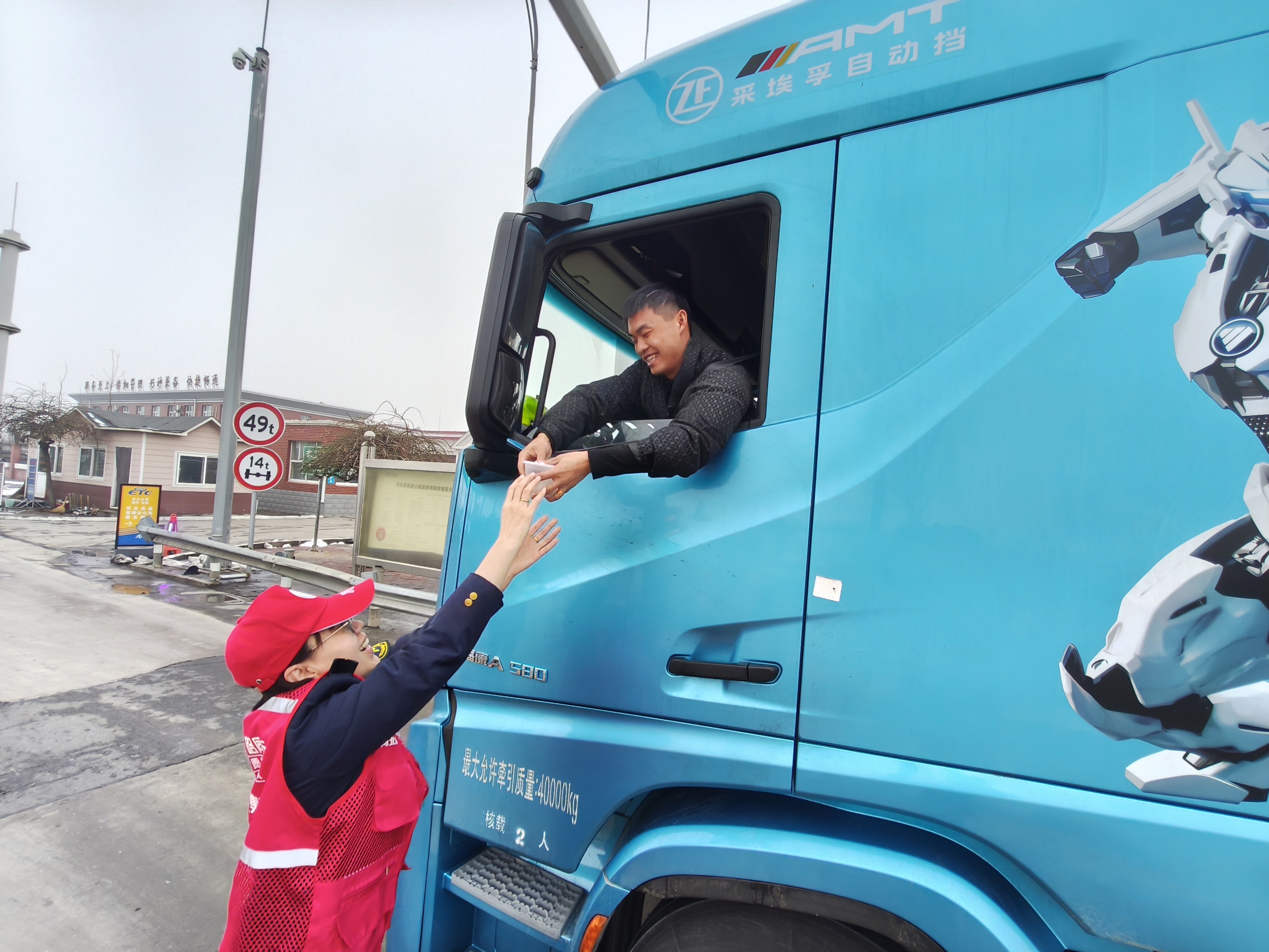 河北高速集团青银分公司宁晋收费站：元宵汤圆暖旅途 高速温情伴同行