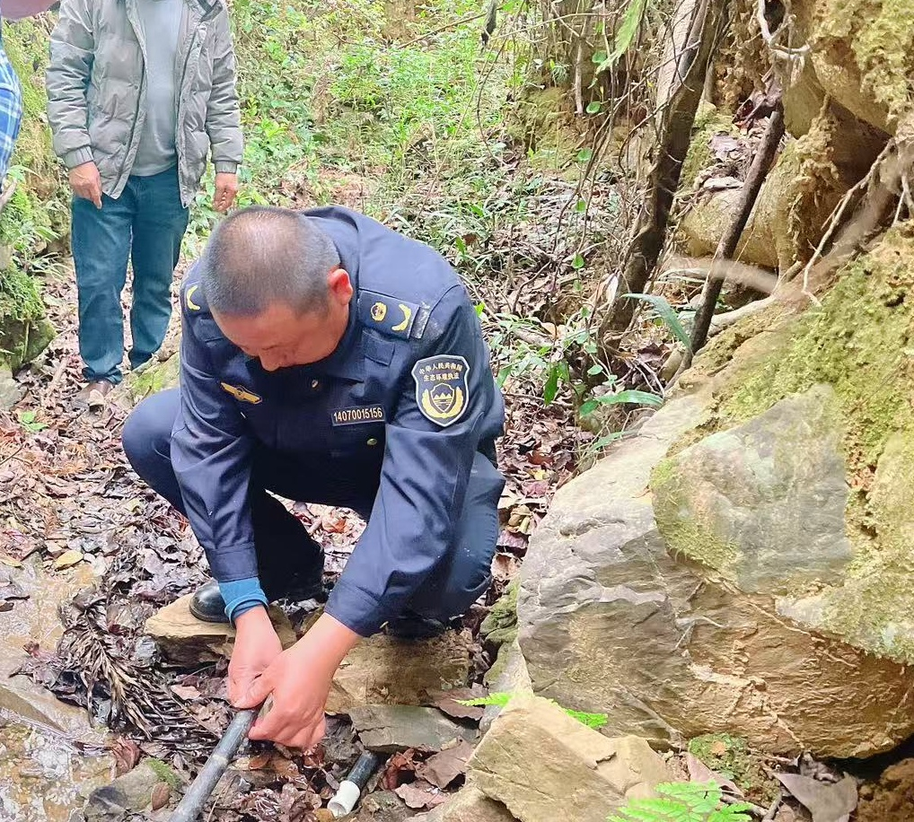 执法人员进入矿山检查企业排污情况