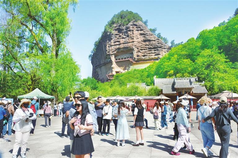 游客在天水麦积山石窟游览