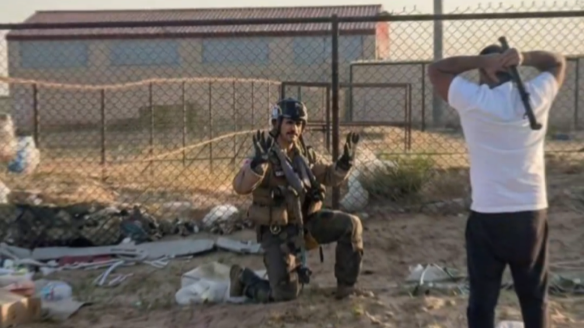 “我是美国人，别打我”，美国战机在科威特坠毁，飞行员险遭当地人袭击，下跪重复“美国人”才免遭殴打