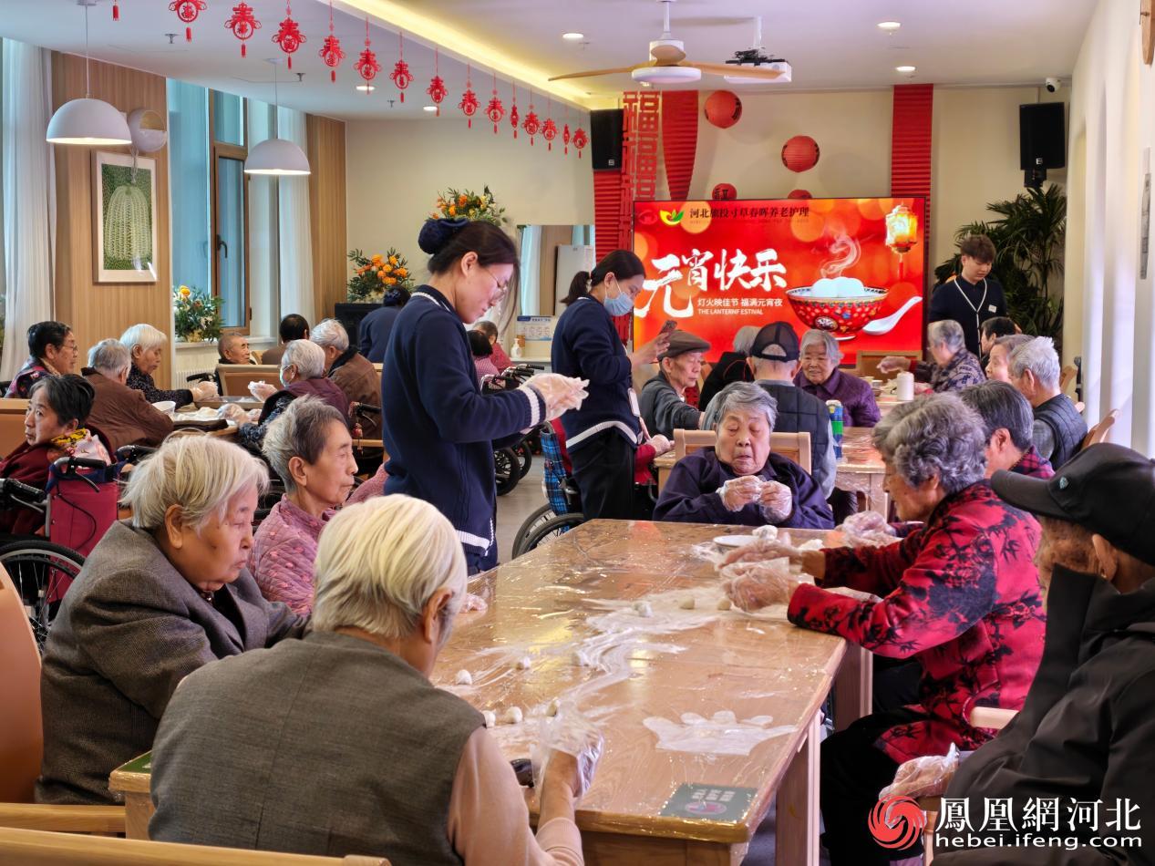 老人们一起包元宵场景