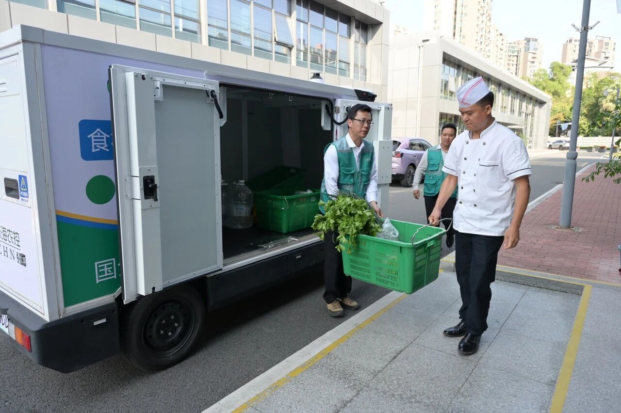 珠海首批功能型无人物流车正式发车 从物流园到后厨跑进市民生活