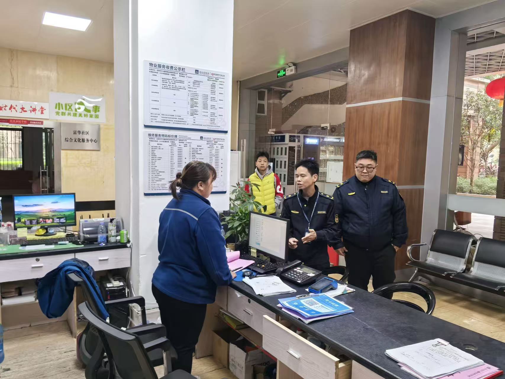 西乡城管温情执法化解犬只伤人纠纷，市民送锦旗点赞 “有力度更有温度”