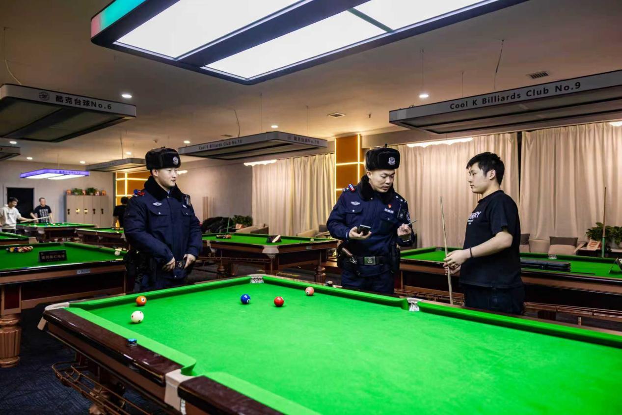 南岗分局民警在校园周边娱乐场所开展安全检查
