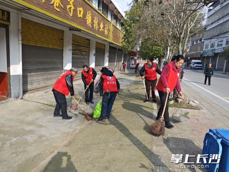 志愿者清扫街道。 通讯员供图