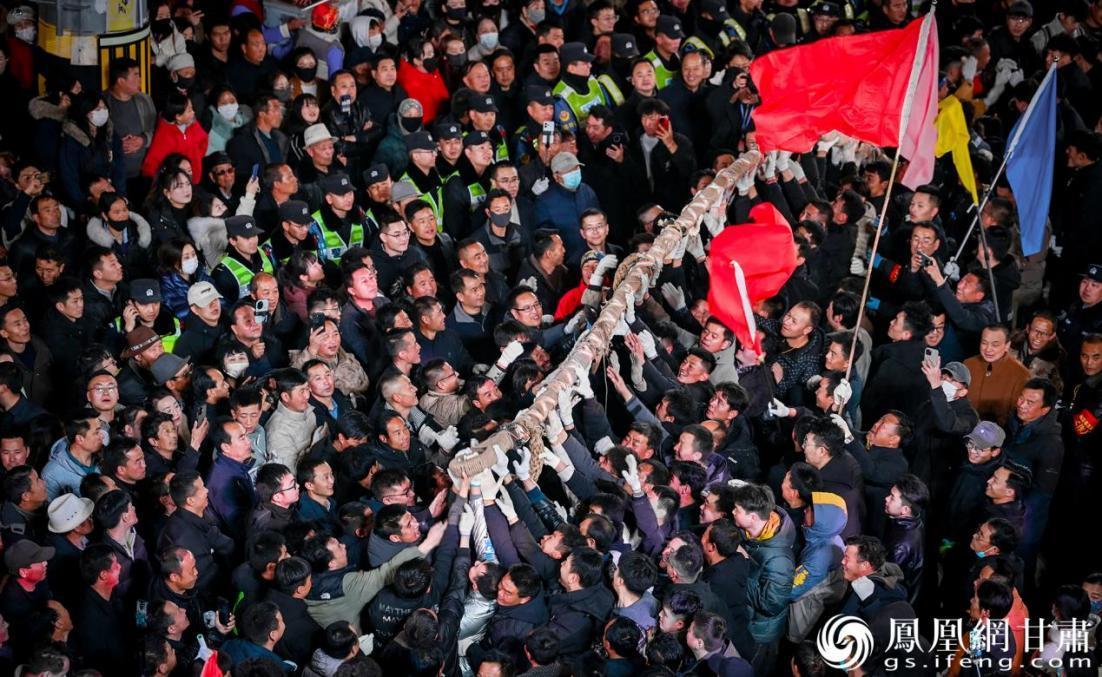 甘肃省甘南州临潭县万人扯绳民俗活动现场人气爆棚